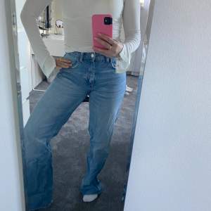 Superfina raka midwaist jeans från Zara! De är köpta förra året och har en superfin tvätt verkligen! Säljer pga att de har blivit för små tyvärr