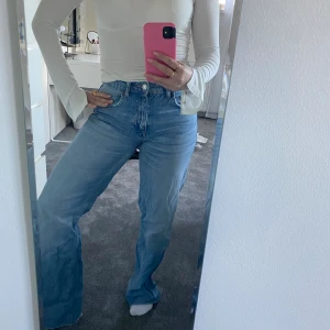Raka jeans - Superfina raka midwaist jeans från Zara! De är köpta förra året och har en superfin tvätt verkligen! Säljer pga att de har blivit för små tyvärr