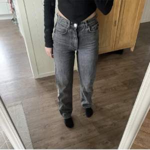 Jeans från Gina Tricot i modellen 90s high waist jeans. De är i bra skick och sällan använda. Nypris 599kr