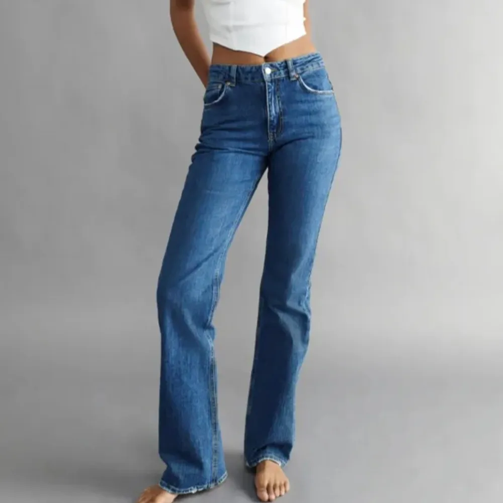 Mörkblåa Full lenght flare jeans med medelhögmidja från Gina Tricot 🩵 Använda men i väldigt bra skick! Säljer då dem tycärr inte passar längre 🩵 Köpta för 499kr! Kontakta för frågor eller fler bilder 🩵 Säljer även ett par mörkgråa likadana 🩵. Jeans & Byxor.