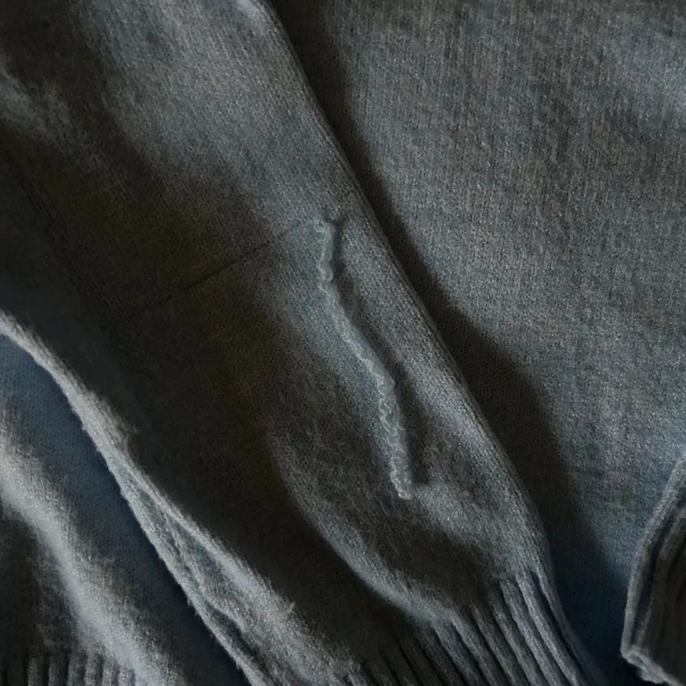 Säljer denna fina tunna stickade tröjan från vila. Den är i väldigt bra skick förutom att det är en tråd som har åkt upp lite (se bild 3) så därav priset❤️. Tröjor & Koftor.