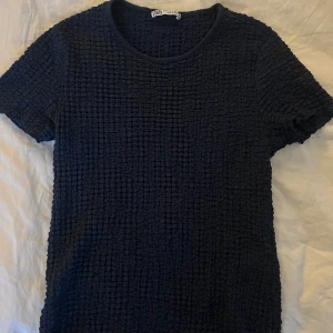 T-shirt  - Säljer denna T-shirt med struktur från zara i marinblått 