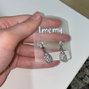 Örhängen - Oanvända örhängen. Minns inte vart jag köpte dem. 