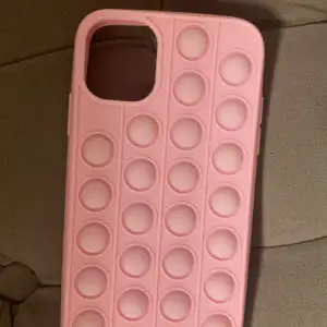 Ett rosa mobilskal till  iPhone11. 💐