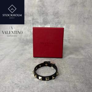 Vi säljer nu detta stilrena Valentino Garavani armbandet, det är i väldigt gott skick utan defekter! Allt på bilderna medföljer, Skriv vid frågor och funderingar 🙌