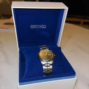 SEIKO Sapphire crystal klocka  - En Seiko Sapphire crystal klocka i fantastiskt skick! Klockan har inga större märken förutom små repor på bandet som bara syns vid närsyn.  REF:SGGA61P1 Extralänkar samt box medföljer! Hör av er vid frågor eller funderingar🌟