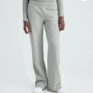 Lågmidjade mjukisbyxor - Säljer mina lågmidjade mjukisbyxor från Bikbok då de inte kommer till användning, fint skick och nypris är 400❣️ skriv privat för egna bilder ❣️