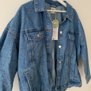 Helt ny jeansjacka  - Jeansjacka från Only med prislapp kvar. Köpt för 559 kr. 