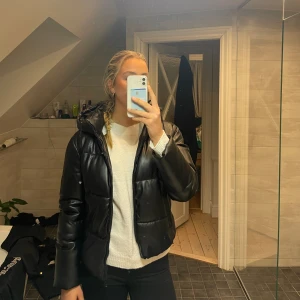 Jacka - En jättefin läder/skinn jacka som är köpt från Chelsea, knappt använd så i jättefint skick. Säljer den då den blivit förliten, jag är 183 på bilden. Köpt för 600kr💛