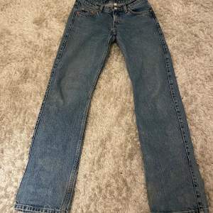 Snygga lågmidjade jeans från Weekday i storlek 25/32, lite slitna där nere men det ser bara coolt ut och annars inga defekter💕