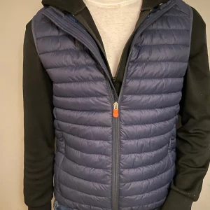 Save The Duck väst - Säljer nu min fräscha och stilrena Save The Duck väst i storlek M. Nypris 1300kr men enbart använd ett par gånger. Kan gå ner i pris vid snabb affär. Kom dm för köp eller frågor.   Prioriterar snabb affär. 