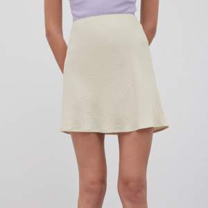Ljusbeige mini kjol från edited, knappt använd! Köpt på about you för 669kr💞