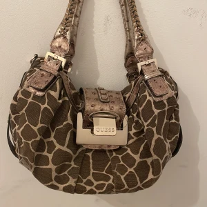Guess väska - Köpte nydligen men passade inte mig, så jag la köpa en ny bra skicka inga problem tycker den är jätte fin och det är en stor model och rymmer mycket❤️