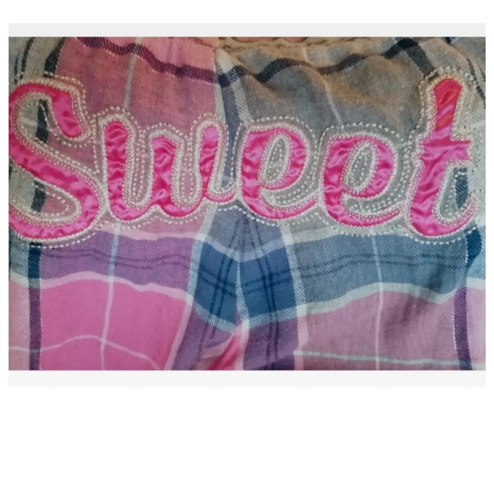 Fina tunna pyjamas byxor Storlek M Knappt använda då dom Tyvärr är för små för mig! Står Sweet på rumpan :-)  Fint Skick . Jeans & Byxor.