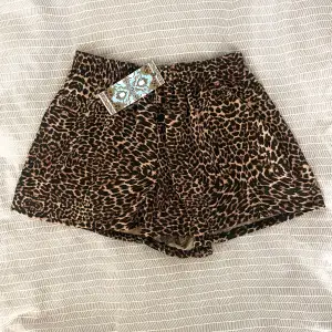 Så snygga leopardmönstrade shorts som ser lite ut som en kjol, de är köpta för länge sen men helt oanvända med lappen kvar!💕 Använd gärna köp nu💘💘💘