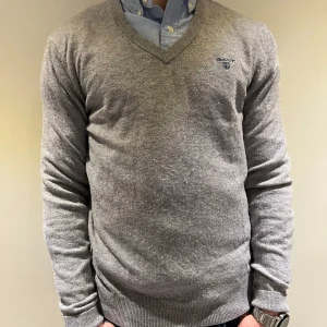 Grå Gant tröja herr - Säljer denna snygga Gant tröja herr. Bra skick. Lammull tröja. Storlek S. Lite nopprig som man ser på första bilden.