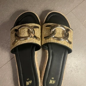 Sandaler - Sommar sandaler , aldrig använda och jättebra skick. Tryck gärna på ”köp nu”💕🫶😊🤩