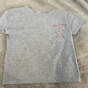 T-shirt - Trendig tröja från Gina, slutsåld. Säljer pga lite andvändning