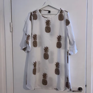 Tunn klänning med snygga ärmar - Härlig tunn klänning utan stretch för sommaren, väldigt fin med ett bälte i midjan. Ärmarna har en snygg öppning. Lite genomskinlig.