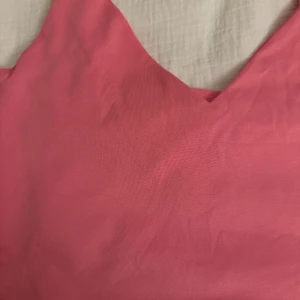 Topp  - En söt rosa topp som aldrig kommit till användning. Bra skick som ny 