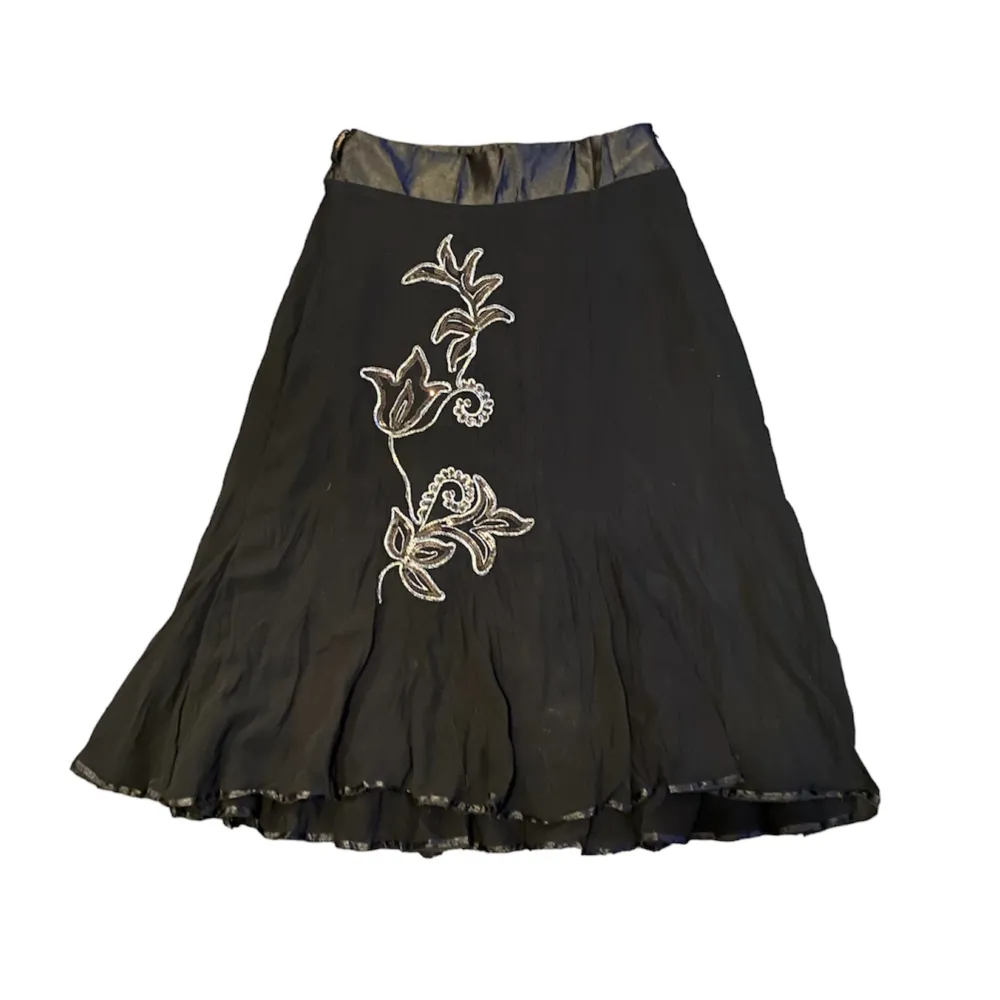 Så cool kjol i mesh tyg med broderade blommor och paljetter på🫶🏼✨ den är ungefär till knäna. Skriv privat vid intresse och frågor😊😊💞. Kjolar.