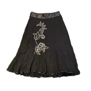 Så cool kjol i mesh tyg med broderade blommor och paljetter på🫶🏼✨ den är ungefär till knäna. Skriv privat vid intresse och frågor😊😊💞