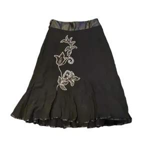 Så cool kjol i mesh tyg med broderade blommor och paljetter på🫶🏼✨ den är ungefär till knäna. Skriv privat vid intresse och frågor😊😊💞