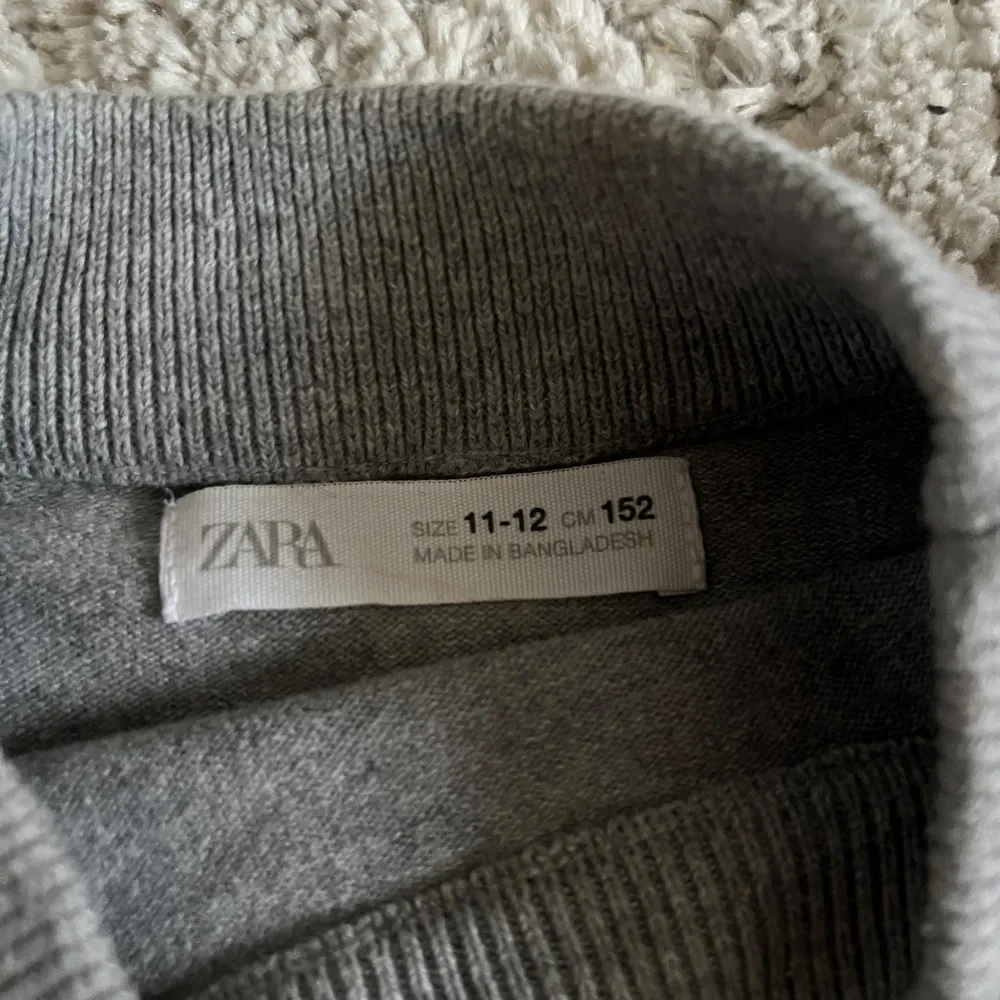 En grå tröja från zara med turtle neck. I storlek 152 och passar även xs.. Stickat.