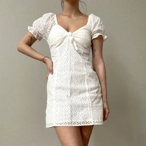 Studentklänning  - Säljer denna superfina studentklänning åt en vän! Jag på bilden är 162cm och har vanligtvis storlek xs 💞 Inga defekter eller liknande 