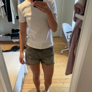 Svarta/mörkgråa lågmidjade jeans shorts från only  -  Säljer dessa jeans shortsen eftersom de inte kommer till användning. Dessa shortsen har använts max fem gånger så dem är jättebra skick.