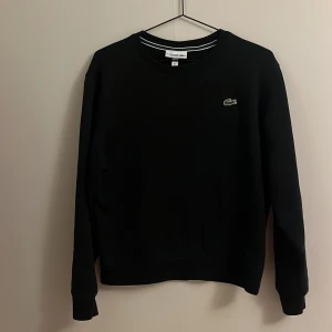 Lacoste sweatshirt  - Säljer en Lacoste sweatshirt för den blivit för liten och inte kom till så mycket användning , cond är 10 av 10  Skriv gärna vid minsta intresse ☺️