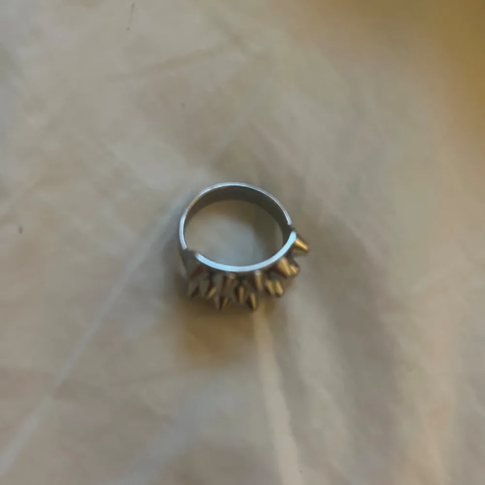 Säljer min Edblad ring då jag vill köpa en annan.. Accessoarer.