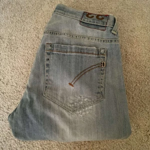 Dondup George Jeans - Hej, Säljer nu mina super snygga dondup jeans som är i modellen "george".Jeansen är i storlek 33 men passar mindre. Jag på bilden är ungefär 180 och väger 68kg. Nypris ~ 3000kr mitt pris 999kr. Hör av er vid frågor eller funderingar! 🤝🏻
