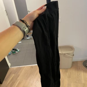 Nylontights konståkning Mondor - Tjockare nylonstrumpbyxor för konståkning från Mondor i storlek M. Endast provade, dock katthåriga.