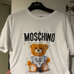 Moschino T-Shirt - Jättefint Moschino t-shirt i stl m!