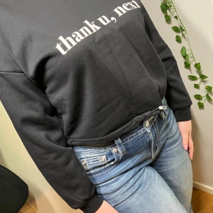 Fin svart tröja - Jättesnygg tröja i mycket fint skick! Skönt att ha på.