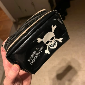 Sminkväskan punk goth rock metall dödskalle skulls nessesär rockabilly - Välanvänd men inte trasig annat än att det behövs ett nytt ”drag”.