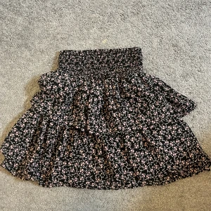 Volangkjol  - Gullig volang kjol med blommor från Kappahl