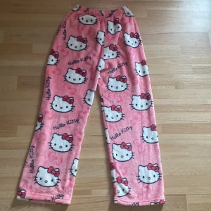 Hello Kitty byxor - Hello Kitty byxor i stl m fint skick inga fläckar eller skador som nya endast använt dom 1 gång🩷