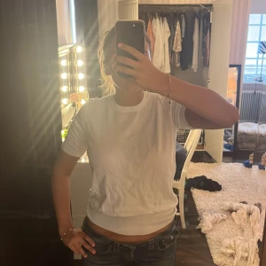 stickad T-shirt  - bra skick knappt andvänd. gammal tröja från zara. 
