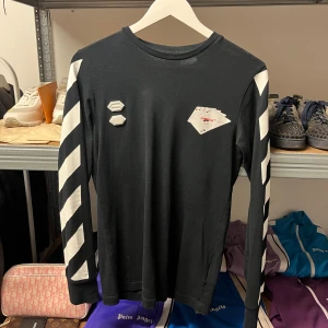 Off White Sweater - WTS Off White Sweater Storlek: XXS, fits Small Skick: 8/10 Pris: 1500:-  Vänligen hör av dig vid frågor eller önskemål om mer bilder osv.