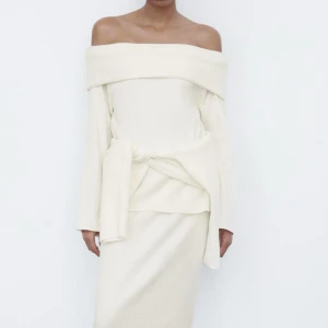 Krämvit off shoulder 🤍 - Aldrig använd, alla lappar kvar. Nypris 329. Storlek S, men skulle säga att den passar XS/XSS också 🙌🏼