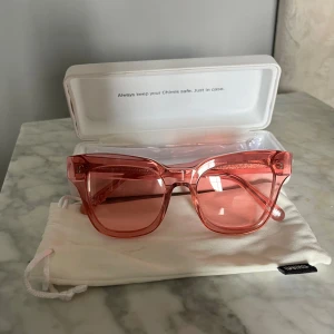 Chimi 005 Guava solglasögon - Chimi 005 guava solglasögon , helt transparenta. Fint skick.  Sista bilden visar hur modellen 005 sitter på.