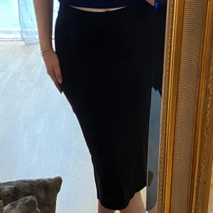 Svart kjol - Ribbad kjol med resor i midjan. Fin men inte riktigt min stil. Hör av dig om du har frågor🩵 (det är min spegel som är smutsig inte kjolen)