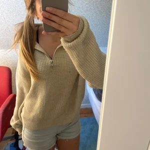 Tjocktröja med kedja  - Köpte den för 300kr  Säljer då den knapts används  Priset går att diskutera 💕 (Det är spegeln som är smutsig inte tröjan 🙌)