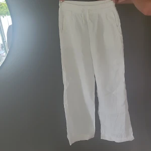 Linnebyxor str s  - Fint skick, använda fåtal gånger. Strl s från Cubus