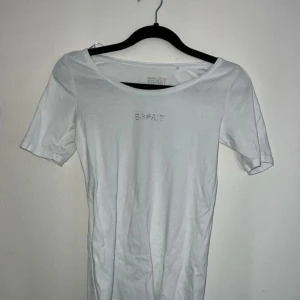 T-shirt - En vit T-shirt i storlek XS från Esprit Några stenar har lossnat (se bild)