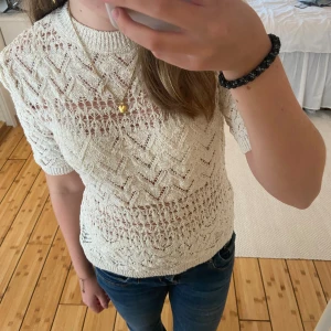 Stickad T-shirt  - Säljer denna fina hålstickade tröjan!! Lappen kvar så den är i nyskick 💕💕 man kan inte längre köpa den på zaras hemsida💓