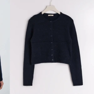 Marinblå stickad kofta  - Jättefin stickad kofta från Gina, knappt använd! Nypris 399kr mitt pris 250💗