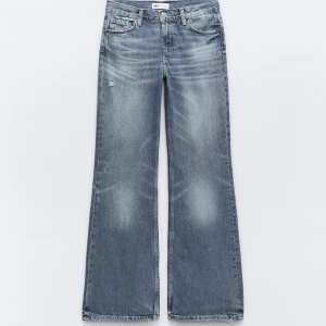 lågmidjade jeans  - blåa lågmidjade jeans från zarai storlek 36, de gråa är referens för hur de sitter på. nyskick, endast använda ett fåtal gånger